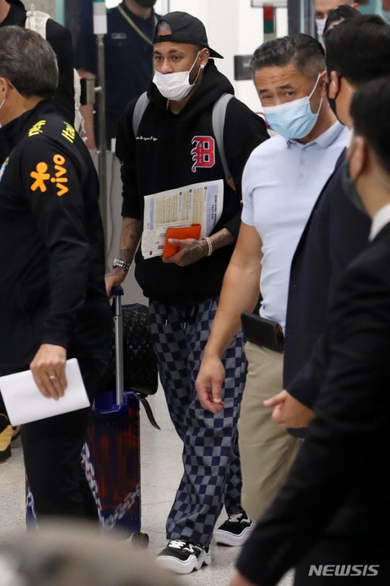 브라질 축구대표팀 네이마르가 26일 오후 인천국제공항 제1여객터미널을 통해 입국하고 있다. /사진=뉴시스