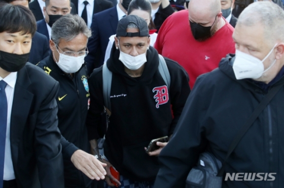 브라질 축구대표팀 네이마르가 26일 오후 인천국제공항 제1여객터미널을 통해 입국하고 있다. /사진=뉴시스