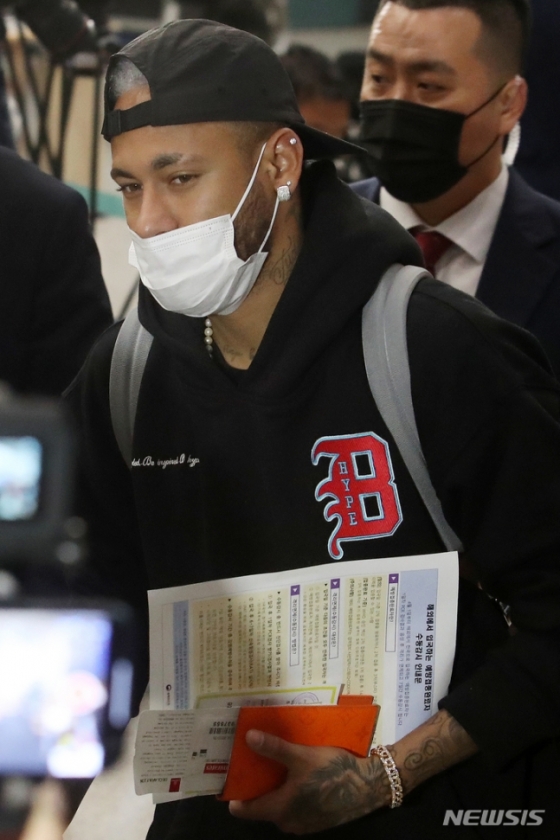 브라질 축구대표팀 네이마르가 26일 오후 인천국제공항 제1여객터미널을 통해 입국하고 있다. /사진=뉴시스