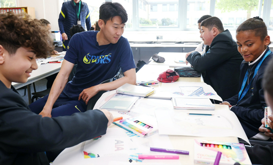 영국 학생들과 행복한 시간을 보내는 손흥민(왼쪽에서 두 번째). /사진=토트넘 공식 홈페이지 캡처