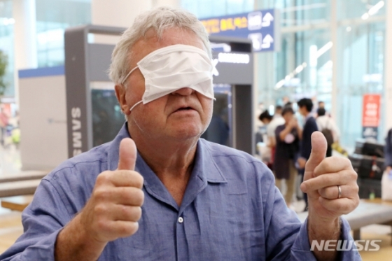 히딩크 감독이 28일 오후 인천국제공항 제2여객터미널을 통해 입국해 마스크로 얼굴을 가리며 장난스러운 포즈를 취하고 있다. /사진=뉴시스