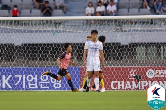 수원FC 이승우(왼쪽)가 28일 울산현대전에서 선제골을 넣은 뒤 기뻐하고 있다. /사진=한국프로축구연맹