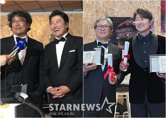 2019년 봉준호 감독과 함께 칸 국제영화제 프레스룸을 찾은 송강호(왼쪽)가 올해는 따로 온 박찬욱 감독과 함께 프레스룸에 와서 수상의 기쁨을 전했다 /사진=김미화 기자