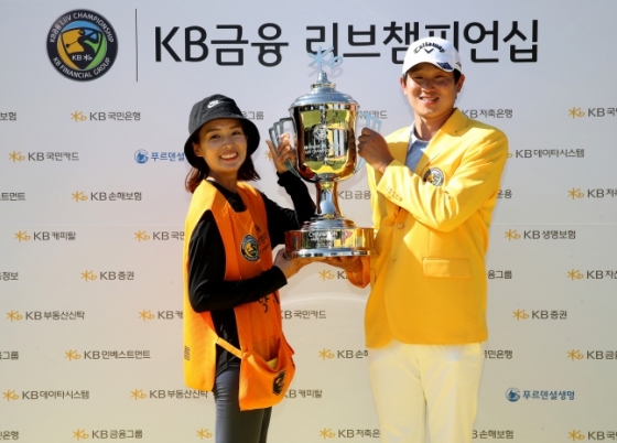 프로골퍼 양지호(오른쪽)와 아내이자 캐디 김유정씨./사진=KPGA