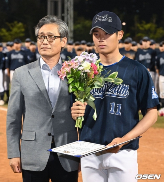 30일 서울 목동구장에서 열린 ‘제76회 황금사자기 전국고교야구대회’ 결승전 종료 후 청담고 류현곤(왼쪽)이 감투상을 수상한 뒤 양해영 대한소프트볼협회 부회장과 함께 기념촬영을 하고 있다. /사진=OSEN