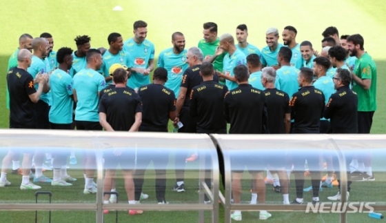 브라질 축구대표팀 선수들이 31일 오후 경기 고양종합운동장에서 공개 훈련에 앞서 대화를 나누고 있다. /사진=뉴시스