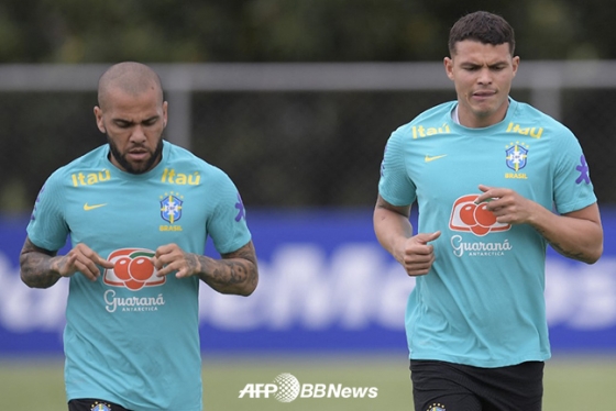 브라질 대표팀 훈련 중인 다니 알베스(왼쪽)와 티아고 실바. /AFPBBNews=뉴스1
