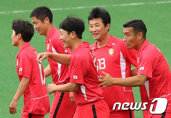 5일 서울월드컵경기장 보조구장에서 열린 2022 한일월드컵 20주년 기념 &#039;2002 월드컵 레전드 올스타전&#039;에서 레전드팀 선수들이 세리머니를 펼치고 있다. /사진=뉴스1