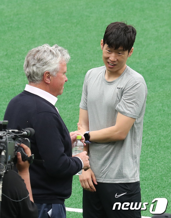 5일 서울월드컵경기장 보조구장에서 열린 2022 한일월드컵 20주년 기념 &#039;2002 월드컵 레전드 올스타전&#039;에서 히딩크 전 감독(왼쪽)이 박지성과 대화를 나누고 있다. /사진=뉴스1