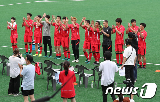 5일 서울월드컵경기장 보조구장에서 열린 2022 한일월드컵 20주년 기념 &#039;2002 월드컵 레전드 올스타전&#039;에서 2002 레전드팀 선수들이 관중들에게 인사하고 있다. /사진=뉴스1