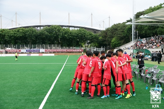 레전드 팀이 경기 전 파이팅을 외치고 있다. /사진=대한축구협회 제공