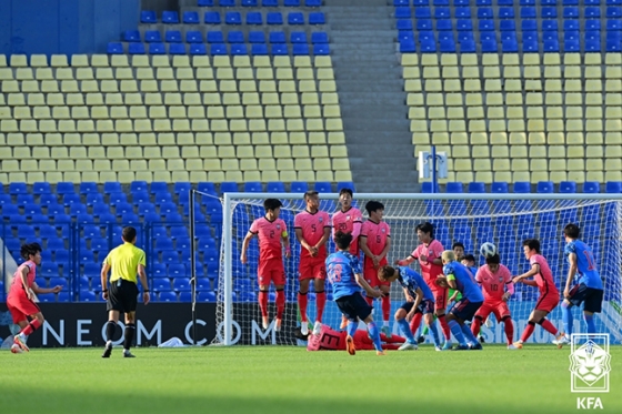 12일 우즈베키스탄에서 열린 일본과의 AFC U-23 아시안컵 8강전에서 선제 실점을 허용하는 순간. /사진=대한축구협회