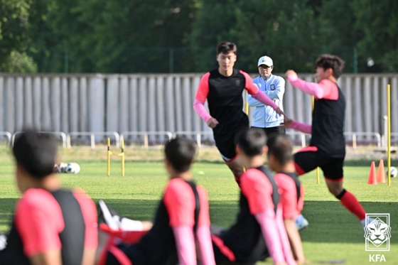 U-23 대표팀 훈련을 지켜보고 있는 황선홍 감독. /사진=대한축구협회