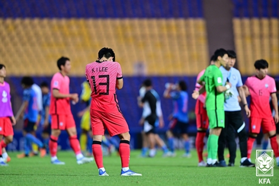 일본과의 AFC U-23 아시안컵 8강전에서 패배한 뒤 아쉬워하고 있는 이강인. /사진=대한축구협회