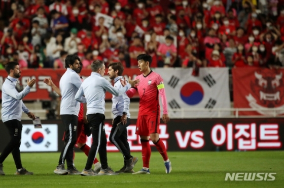 지난 10일 수원월드컵경기장에서 열린 하나은행 초청 축구 국가대표팀 평가전 대한민국과 파라과이 경기, 2-2 무승부를 거둔 대한민국 손흥민(오른쪽)이 벤투 감독과 인사하고 있다. /사진=뉴시스