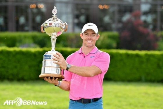 로리 매킬로이가 지난 13일(한국시간)  PGA 투어 캐나디안 오픈에서 우승한 뒤 트로피를 들고 포즈를 취하고 있다.   /AFPBBNews=뉴스1