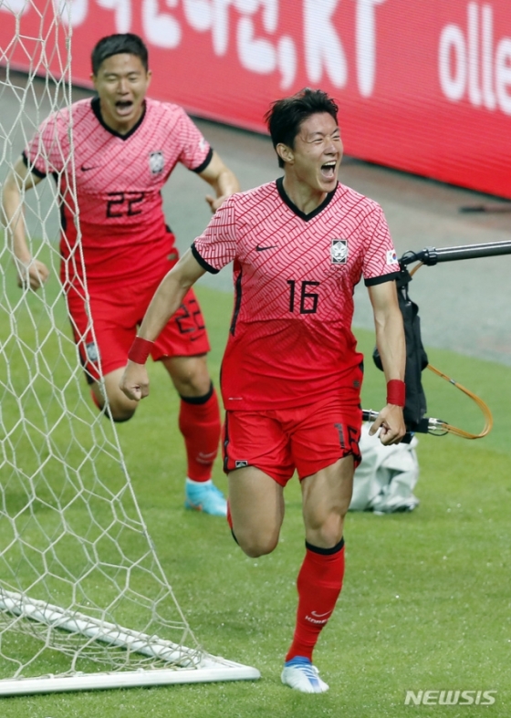 14일 서울월드컵경기장에서 열린 축구 국가대표팀 평가전 대한민국 대 이집트 경기, 대한민국 황의조가 선제골을 성공 시킨 뒤 기뻐하고 있다. /사진=뉴시스
