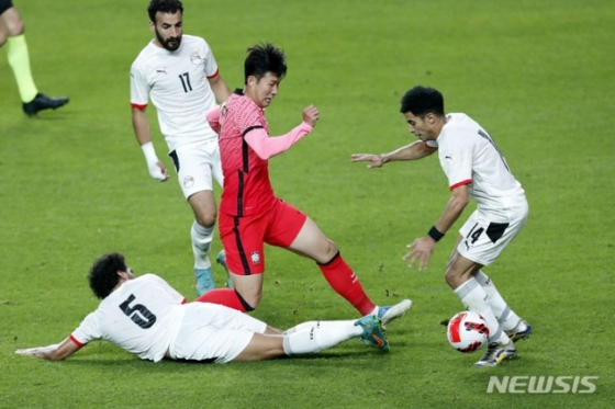 14일 서울월드컵경기장에서 열린 축구 국가대표팀 평가전 대한민국 대 이집트 경기, 대한민국 손흥민이 돌파하고 있다. /사진=뉴시스