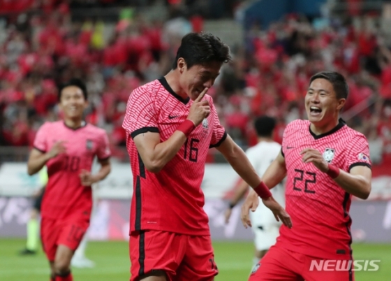 14일 서울월드컵경기장에서 열린 축구 국가대표팀 평가전 대한민국 대 이집트 경기 전반전, 한국 황의조가 헤딩골을 터뜨린 뒤 쉿 세리머니를 펼치고 있다. /사진=뉴시스