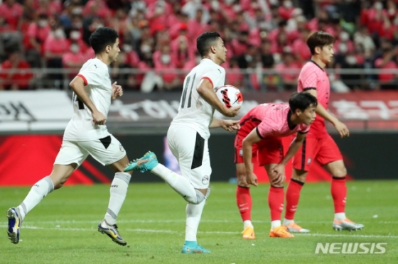 14일서울월드컵경기장에서 열린 축구 국가대표팀 평가전 대한민국 대 이집트의 경기 전반전, 이집트 모스타파 모하메드(11번)가 골을 넣은 뒤 기뻐하고 있다. /사진=뉴시스