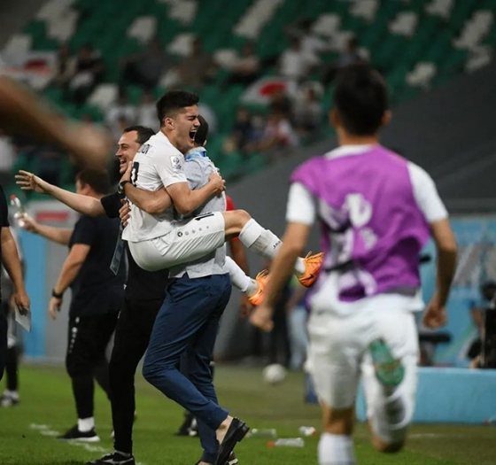 우즈베키스탄 U-23 대표팀 주장 야수르벡 얄로디노프가 일본과의 AFC U-23 아시안컵 준결승전에서 골을 터뜨린 뒤 감독과 기뻐하고 있다. /사진=우즈베키스탄축구협회