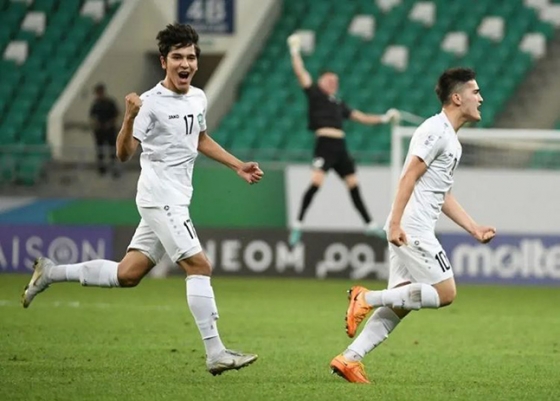 우즈베키스탄 U-23 대표팀 주장 야수르벡 얄로디노프(오른쪽)가 일본과의 AFC U-23 아시안컵 준결승전에서 골을 터뜨린 뒤 동료와 기뻐하고 있다. /사진=우즈베키스탄축구협회