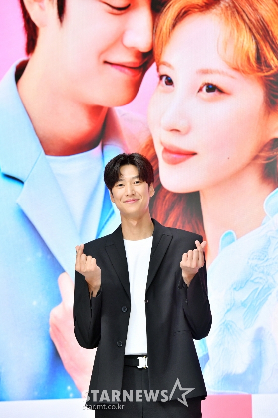 배우 나인우가 15일 오후 온라인으로 진행된 KBS 2TV 수목극드라마 &#039;징크스의 연인&#039; 제작발표회에 참석해 포즈를 취하고 있다.  &#039;징크스의 연인&#039;은 불행한 자신의 삶을 숙명으로 여기고 순응하며 사는 한 인간 남자와 저주를 풀기 위해 미지의 세상 밖으로 뛰어든 여신이 잔혹한 운명을 뛰어넘으며 펼치는 판타지 로맨스 드라마다. / 사진제공 = KBS / 2022.06.15 /사진=김창현 기자 chmt@