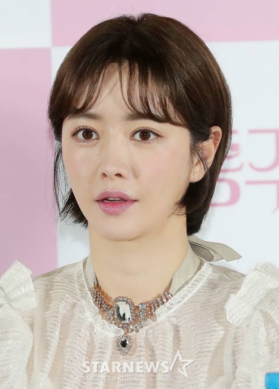 배우 홍수아가 13일 오후 서울 광진구 롯데시네마 건대입구점에서 열린 영화 '감동주의보' 언론시사회 및 기자간담회에 참석해 취재진을 바라보고 있다. ‘감동주의보’는 큰 감동을 받으면 생명이 위험해지는 감동병을 앓고 있는 보영이 착한 시골청년 철기를 만나 꿈과 사랑을 이루어 내는 로맨스 코미디 영화다. 오는 22일 개봉. 2022.06.13 /사진=김창현 기자 chmt@
