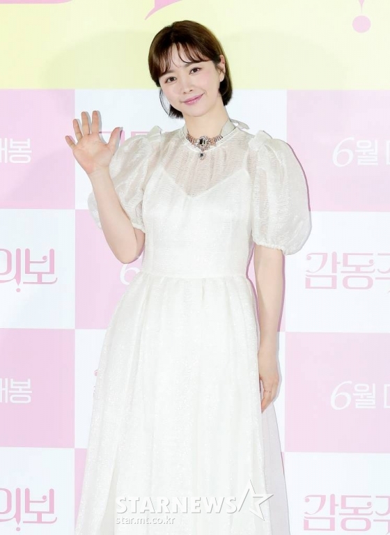 배우 홍수아가 13일 오후 서울 광진구 롯데시네마 건대입구점에서 열린 영화 '감동주의보' 언론시사회 및 기자간담회에 참석해 포즈를 취하고 있다. ‘감동주의보’는 큰 감동을 받으면 생명이 위험해지는 감동병을 앓고 있는 보영이 착한 시골청년 철기를 만나 꿈과 사랑을 이루어 내는 로맨스 코미디 영화다. 오는 22일 개봉. 2022.06.13 /사진=김창현 기자 chmt@