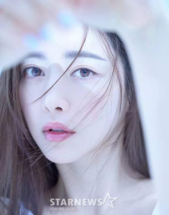 영화 '감동주의보'(감독 김우석)의 주연배우 홍수아가 17일 오후 진행된 화상 인터뷰를 위해 포즈를 취하고 있다. 큰 감동을 받으면 생명이 위험해지는 감동병을 앓고 있는 보영(홍수아 분)이 착한 시골청년 철기(최웅 분)를 만나 꿈과 사랑을 이루어 내는 로맨스 코미디 영화 '감동주의보'는 오는 22일 개봉한다. /사진제공=글로빅엔터테인먼트 2022.06.17 /사진=이동훈 기자 photoguy@