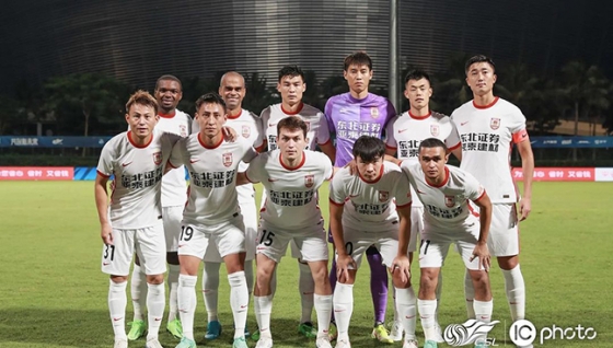 산둥 타이산과의 경기에 선발로 출전했다가 잇따른 실수 후 교체된 골키퍼 리우웨이궈(뒷줄 오른쪽 세 번째). /사진=창춘야타이 구단 SNS 캡처