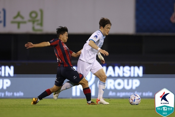 수원FC  이승우가 21일 포항스틸러스전에서 신광훈과 치열한 볼경합을 펼치고 있다. /사진=한국프로축구연맹