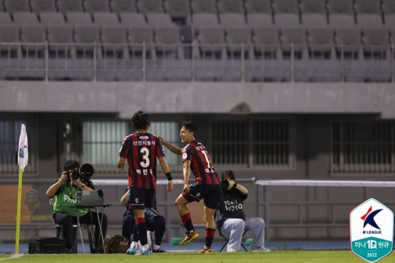 수원FC 이승우(오른쪽)가 21일 수원종합운동장에서 열린 포항스틸러스전에서 골을 터뜨린 뒤 댄스 세리머니를 펼치고 있다. /사진=한국프로축구연맹