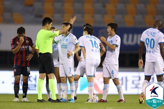 포항스틸러스 이수빈(오른쪽 2번째)이 경고 누적으로 퇴장당하자 포항 선수들이 주심에게 항의하고 있다. /사진=한국프로축구연맹 