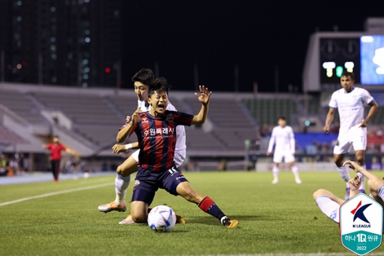 수원FC 이승우가 포항스틸러스 선수들과 치열한 몸싸움을 펼치고 있다. /사진=한국프로축구연맹
