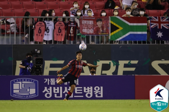 수원FC 이승우가 21일 포항스틸러스전에서 슈팅을 시도하고 있다. /사진=한국프로축구연맹