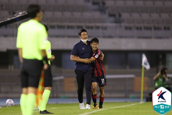 득점 직후 김도균 수원FC 감독에게 안긴 이승우(오른쪽). /사진=한국프로축구연맹