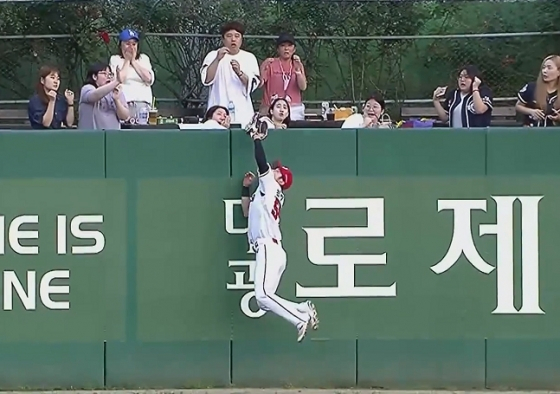 SSG 최지훈이 21일 인천 두산전에서 3회 초 양석환의 홈런성 타구를 잡아내고 있다. /사진=SPOTV 중계화면 갈무리