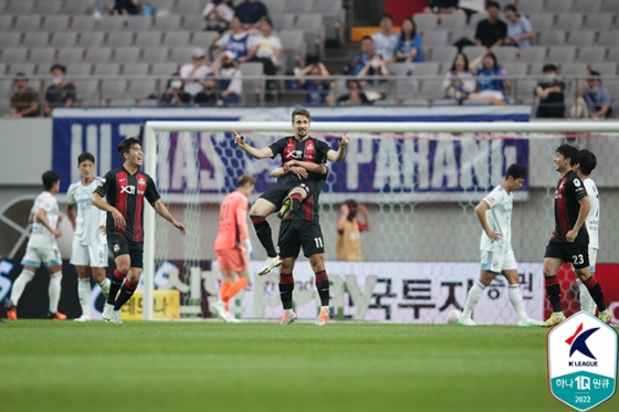 FC서울 팔로세비치가 22일 울산현대전에서 골을 넣은 뒤 골 세리머니를 펼치고 있다. /사진=한국프로축구연맹