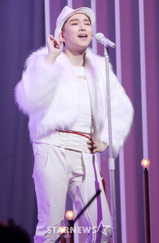 배우 김호영이 15일 오후 서울 구로구 신도림 디큐브아트센터에서 진행된 뮤지컬 '광화문연가' 프레스콜에서 멋진 무대를 선보이고 있다. /사진=김휘선 기자 hwijpg@