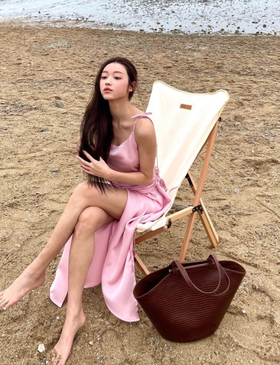 오마이걸 유아 부러지기 직전 각선미..허벅지 드러내고 '유혹'[스타IN☆] - 스타뉴스