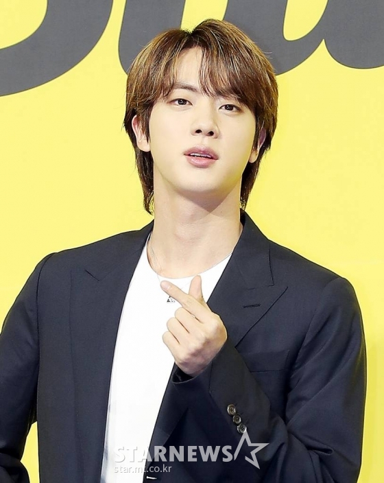 방탄소년단(BTS) 진이 21일 오후 서울 송파구 방이동 올림픽홀에서 진행된 새 싱글앨범 'Butter' 발매 기념 쇼케이스에서 포즈를 취하고 있다. 'Butter'에는 버터처럼 부드럽게 녹아들어 너를 사로잡겠다는 방탄소년단의 귀여운 고백이 담겨있다. 방탄소년단은 'Butter'를 사실상의 선 공개 싱글로 스타트를 끊고 6월 중 'Butter'가 포함된 새 앨범을 발매할 계획이다. 2021.05.21 /사진=김창현 기자 chmt@