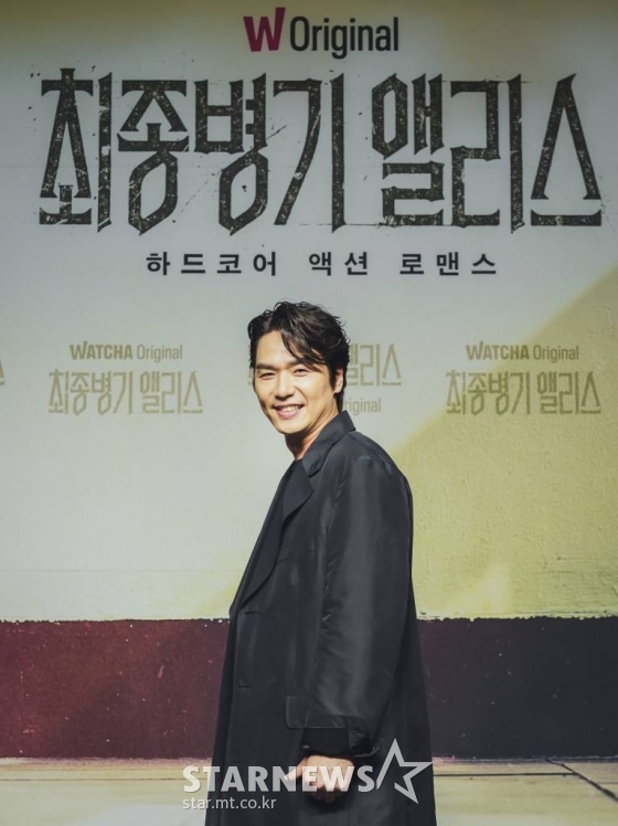 배우 김태훈이 24일 오전 온라인으로 진행된 왓챠 오리지널 드라마 '최종병기 앨리스' 제작발표회에 참석해 포즈를 취하고 있다. '최종병기 앨리스'는 킬러라는 정체를 숨겨야 하는 전학생 ‘겨울’과 비폭력으로 학교를 평정한 잘생긴 또라이 ‘여름’이 범죄 조직에 쫓기며, 핏빛으로 물든 학교생활을 그린 하드코어 액션 로맨스다. / 사진제공 = 왓챠 / 2022.06.24 /사진=김창현 기자 chmt@