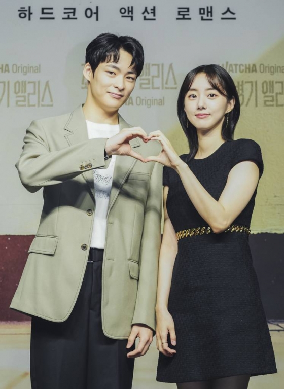 배우 송건희, 박세완이 24일 오전 온라인으로 진행된 왓챠 오리지널 드라마 '최종병기 앨리스' 제작발표회에 참석해 포즈를 취하고 있다. '최종병기 앨리스'는 킬러라는 정체를 숨겨야 하는 전학생 '겨울'과 비폭력으로 학교를 평정한 잘생긴 또라이 '여름'이 범죄 조직에 쫓기며, 핏빛으로 물든 학교생활을 그린 하드코어 액션 로맨스다. / 사진제공 = 왓챠 / 2022.06.24 /사진=김창현 기자 chmt@