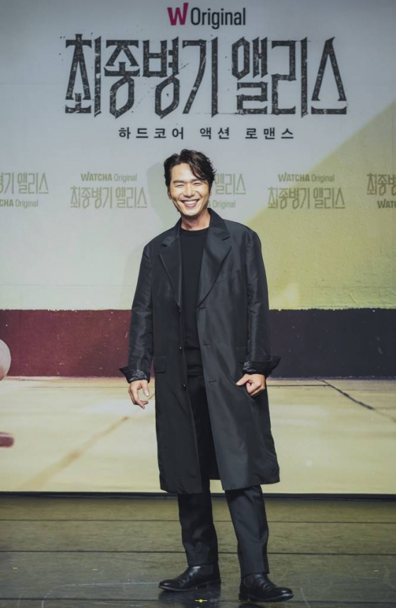 배우 김태훈이 24일 오전 온라인으로 진행된 왓챠 오리지널 드라마 '최종병기 앨리스' 제작발표회에 참석해 포즈를 취하고 있다. '최종병기 앨리스'는 킬러라는 정체를 숨겨야 하는 전학생 ‘겨울’과 비폭력으로 학교를 평정한 잘생긴 또라이 ‘여름’이 범죄 조직에 쫓기며, 핏빛으로 물든 학교생활을 그린 하드코어 액션 로맨스다. / 사진제공 = 왓챠 / 2022.06.24 /사진=김창현 기자 chmt@