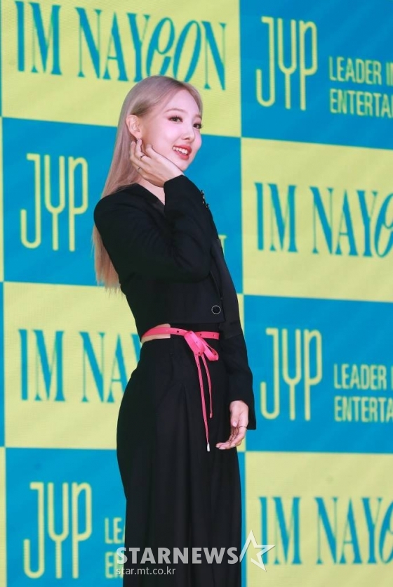 트와이스 나연이 24일 오전 서울 영등포구 페어몬트 엠베서더 호텔에서 진행된 첫 번째 솔로 미니앨범 'IM NAYEON'(아이엠 나연) 발매 기자간담회에 참석해 포즈를 취하고 있다. 이번 앨범에는 타이틀 곡 'POP!'을 비롯해 'NO PROBLEM', 'LOVE COUNTDOWN', 'CANDYFLOSS', 'ALL OR NOTHING', 'HAPPY BIRTHDAY TO YOU', '노을만 예쁘다' 등 총 7곡이 수록됐다. /2022.06.24 /사진=이동훈 기자 photoguy@