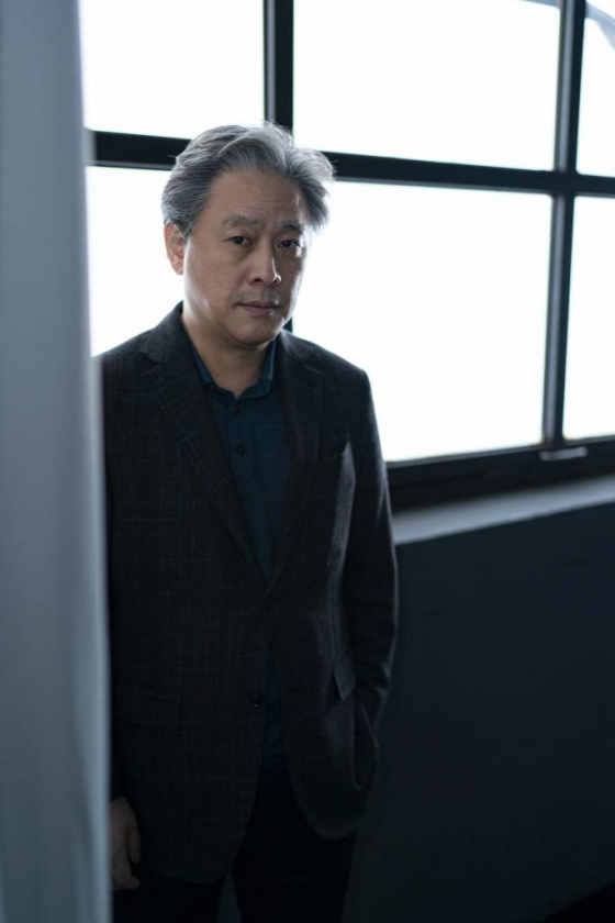 영화 &#039;헤어질 결심&#039;의 감독 박찬욱이 인터뷰를 위해 포즈를 취하고 있다. 산에서 벌어진 변사 사건을 수사하게 된 형사 해준(박해일 분)이 사망자의 아내 서래(탕웨이 분)를 만나고 의심과 관심을 동시에 느끼며 시작되는 이야기를 그린 영화 &#039;헤어질 결심&#039;은 오는 29일 개봉된다. /2사진제공=CJENM 022.06.24 /사진=이동훈 기자 photoguy@
