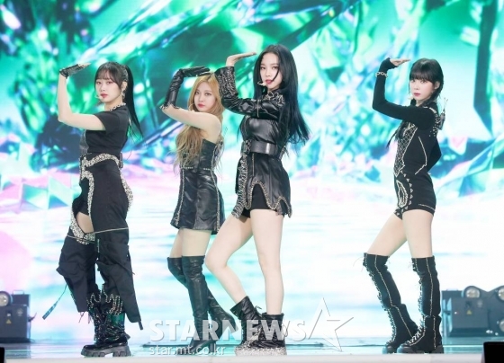 걸그룹 에스파(aespa)가 2일 오후 중계된 2021 Asia Artist Awards(2021 아시아 아티스트 어워즈, 2021 AAA) 시상식에서 멋진 무대를 선보이고 있다. 스타뉴스가 주최하고 AAA 조직위원회가 주관하는 AAA는 어디에서도 보지 못했던 새로운 무대를 선보이며 전 세계 팬들의 눈과 귀를 사로잡아 명실상부 NO.1 글로벌 시상식으로 거듭났다. /사진=AAA 기자 star@