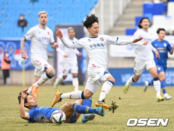 26일 수원월드컵경기장에서 열린 수원 삼성과의 하나원큐 K리그1 2022 2라운드 수원 더비에서 수원 FC 이승우가 민상기의 태클에 걸려 넘어지고 있다.