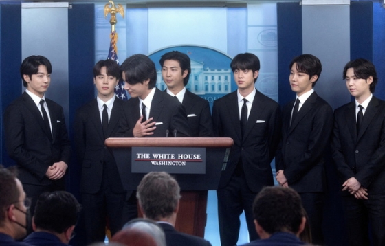 (워싱턴 로이터=뉴스1) 우동명 기자 = 방탄소년단(BTS)이 31일(현지시간) 워싱턴 백악관 브리핑 룸에서 조 바이든 미국 대통령과의 면담을 앞두고 취재진에 방문 취지 등을 설명하고 있다. (C) 로이터=뉴스1